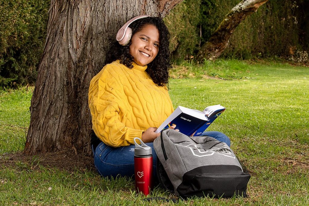 estudiar y escuchar musica